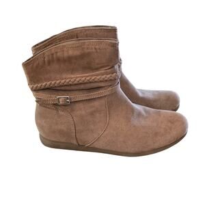 Women's St John's Bay Kenzie Flat Heel Booties Taupe Size 7 NWT No Box